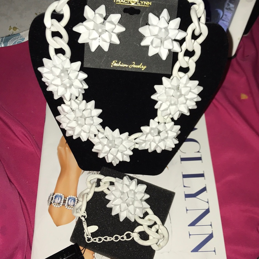 Necklace and earring set